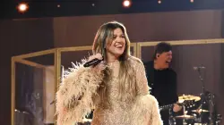 Kelly Clarkson compares dating in the spotlight to a 'dumpster fire'